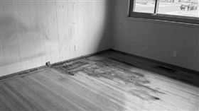 一名住在加州舊金山的華人在網上分享於當地看房的可怕經驗，一間只賣美金360萬（約新台幣1.1億元）的豪宅，裡面居然有一灘屍水，網友吐槽難怪便宜賣。（圖／翻攝自小紅書，變色處理）