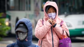 12縣市低溫特報  局部探10度以下（3）中央氣象署指出，8日、9日兩天強烈大陸冷氣團或寒流影響，各地早晚天氣非常寒冷，局部地區低溫可能在攝氏10度以下。圖為新北市板橋區外出民眾包緊緊抵禦寒風。中央社記者王騰毅攝  113年3月8日
