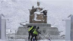 ▲27日上午7時首爾氣象觀測站測得積雪16.5公分，圖為光化門前的世宗大王。（圖／達志影像美聯社）