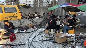 凱擘大寬頻斷網、有線電視不能看掀起民怨，新台北工程人員從白天搶修到深夜。（圖／讀者提供）