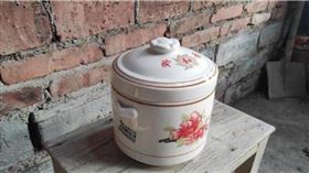 大陸廣東肇慶一間殯儀館用燉盅裝死者的骨灰被發現，沒有正面回應使用燉盅，只強調他們是免費提供，並表示剩下的容器全都丟了。（圖／翻攝自微博）