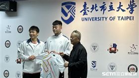 台灣黃金男雙「麟洋配」李洋（左）、王齊麟（中）。（圖／記者蔡厚瑄攝影）