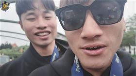 ▲吳俊偉在英雄大遊行時攝影初體驗，結果因為鏡頭無法轉向而崩潰。（圖／翻攝YouTube／CTBC Brothers 中信兄弟官方頻道）