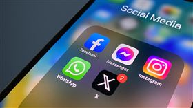 馬斯克毀推特？付費訂閱制可能勸退用戶。社群軟體APP，臉書、IG、WHATSAPP、X平台圖示。（圖／翻攝自Unsplash圖庫）