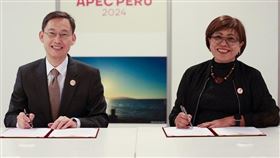 外交部國際組織司司長孫儉元（左）與亞太經濟合作（APEC）秘書處執行長蕾貝卡（Rebecca Sta Maria，右）在秘魯利馬簽署捐助備忘錄。（圖／翻攝自外交部官網）
