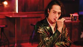 酒吧老闆MAMA是極度瘋狂也是毫無極限的人物，莊凱勛都承認，演完以後，自己的範圍變大了。（圖／紅衫娛樂提供）