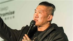 林亮君轟館長「不懂就閉嘴，做錯事就懺悔」。（圖／翻攝自林亮君、館長臉書）