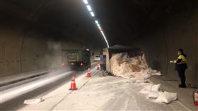 車斗內的太白粉造成隧道內白煙漫天。（圖／翻攝畫面）