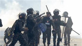 巴基斯坦出動安全部隊，驅逐支持前總理伊姆蘭汗的示威群眾。（圖／美聯社／達志影像）