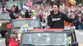 棒球12強台灣隊英雄遊行  王建民登場台灣隊在2024年世界12強棒球賽奪冠，「棒球英雄 台灣尚勇」英雄大遊行26日下午從凱達格蘭大道、公園路口出發，教練王建民（圖）與民眾揮手致意。中央社記者吳家昇攝  113年11月26日