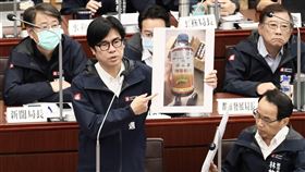 高雄高球場土地收回  陳其邁回應高雄市議會27日進行市政總質詢，不少議員關切高雄高爾夫球場議題。市長陳其邁（前左）答詢表示，業者未履行公益承諾，還查獲500瓶環境部禁用農藥，他身為市長責須守護市民安全，「沒有任何妥協，就按照規矩來做」。（高雄市政府提供）中央社記者蔡孟妤傳真  113年11月27日