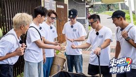 小煜(左起)、敖犬、王子、小杰、阿緯、威廉靠猜拳一決勝負。圖／TVBS提供）