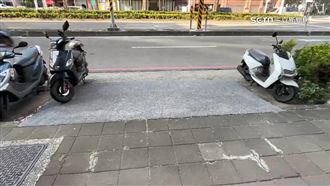 扯！公用機車格「遭蓋斜坡」占用10多年