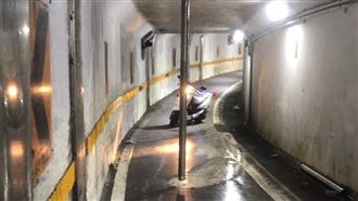 絕命終結站！鐵柱插地下道　7旬騎士摔飛