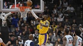 ▲詹姆斯（LeBron James）拿下「大三元」，帶領湖人擊敗馬刺中止3連敗。（圖／美聯社／達志影像）