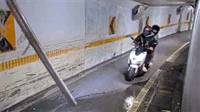 鐵柱直接被賴男連人帶車撞斷。（圖／翻攝畫面）