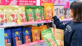 7-ELEVEN打造外籍觀光客友善購物環境，即日起於限定門市導入熱銷話題伴手禮專區，集結多款區域限定特色商品。（圖／品牌業者提供）