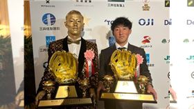 ▲2024日本職棒金手套頒獎典禮，辰己涼介（左）化身小金人領取金手套。（圖／翻攝自X @Rakuten_Eagles）