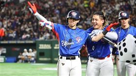 世界12強，得分後幫球員戴銀項鍊┬吊飾「Taiwan」剛好在胸前，球衣空白，網喊感動(圖／翻攝自cpbl_official IG)