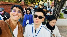 吳翔震(左)到孔廟，與心中偶像馬龍合照。（圖／吳翔震經紀人提供）