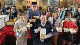 草爺(中)到艋舺青山宮發放源芳刈包以及彰化阿贊豬腳共222份。(圖／三立提供）