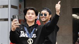 12強中華隊選手返台參加遊行時，身上都穿著「TEAM TAIWAN」黑色帽T，照片中為本屆賽事表現都很亮眼的台灣隊長陳傑憲和鐵捕林家正。（圖／黃耀徵攝）