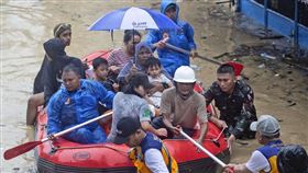 印尼北蘇門答臘省降下暴雨，多處引發暴洪和土石流災情。（圖／美聯社／達志影像）