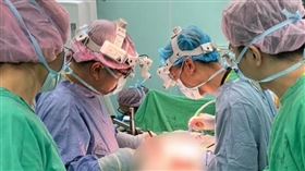 40歲男腹脹嘔吐！醫檢查驚見胃「黑色異物」　拉出一看：矽膠手套