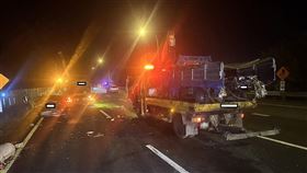 國3台南柳營段連2起事故  3傷送醫國道3號南向324.1公里台南柳營路段28日晚間發生車禍，警方到場後發現共有2起事故，其中1起共4車碰撞，導致3人受傷送醫，第2起事故則無人受傷。（讀者提供）中央社記者楊思瑞台南傳真  113年11月28日