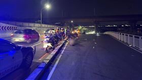 ▲新北市新莊重新提外道發生5機車追撞案，現場一片混亂。（圖／翻攝畫面）