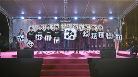 棒球12強奪冠  桃園辦英雄見面會（2）台灣隊勇奪世界12強棒球賽歷史性冠軍，桃園市政府28日晚間舉辦「桃園英雄見面會」，邀請選手、教練分享參賽過程，並舉起巨型骰子與現場球迷一同高喊「台灣尚勇」。中央社記者葉臻攝  113年11月28日