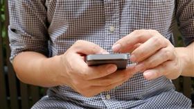 一名人夫懷疑妻子外遇，未經對方同意擅自解鎖手機蒐證，近日遭法官依無故入侵他人電腦相關設備罪判刑。（示意圖／Pexels）