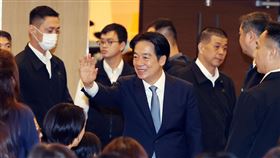 罕見疾病獎助學金頒獎  賴總統出席（2）2024第22屆罕見疾病獎助學金頒獎典禮23日在台北舉行，總統賴清德（中）出席表揚及肯定獲獎罕病病友，離場前也親切揮手向與會眾人致意。中央社記者郭日曉攝  113年11月23日