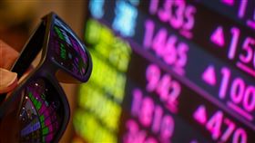 台股盤中漲近400點（1）台積電、廣達、緯創等人工智慧AI概念股堅挺，傳產助攻，台股22日走勢勁揚，盤中漲點近400點，收復短均線，力拚站穩月線，挑戰重返23000點。中央社記者王騰毅攝　113年11月22日