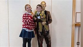 辰己涼介全身塗金參加頒獎典禮，讓網友笑瘋。（圖／翻攝自鈴木Serena IG）