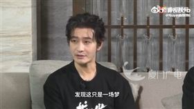 黃曉明受訪畫面看來神情疲憊。（圖／翻攝微博）