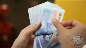 行政院公布，軍公教人員的年終獎金將於2025年1月17日發放。（圖／翻攝自鏡週刊）