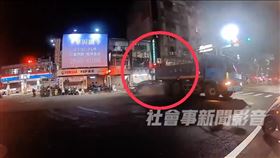 砂石車發生驚人聲響，冒出陣陣白煙。（圖／翻攝自社會事新聞影音）