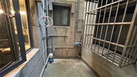 妙齡女一時不慎，從高處墜樓急送醫。（圖／警方提供）