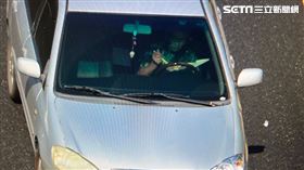 吃便當,國道,危險駕駛,重罰,扣牌（圖／翻攝畫面）