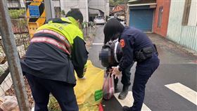 7旬翁包包放長椅遭丟棄！急喊：裡面有工作證　暖警「幫翻垃圾」背影曝。（圖／翻攝畫面）