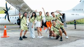 姚元浩（右起）、郭泓志、粿粿、莎莎、路嘉怡、乱彈阿翔前進馬來⻄亞熱浪島出任務。（圖／好看娛樂提供）