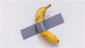 「喜劇演員」是用封箱膠帶把一根香蕉貼在牆上，被以620萬美元（約新台幣2億元）買走，引發熱議。（圖／達志／美聯社）