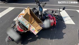 指南客運公車司機感冒恍神追撞停等紅燈的4輛機車。（圖／翻攝畫面）