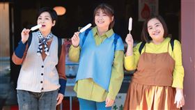 楊貴媚（左起）、嚴藝文跟鍾欣凌出熊本外景吃冰棒。（圖／桂田文化藝術基金會、桂田文創提供）