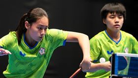 ▲陳忞昕（左）、吳映萱在世界青少年桌球錦標賽首度搭檔摘金。（圖／翻攝自ITTFWorld臉書）