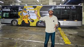 壯壯預告危急狀況就使出必殺技：不笑就現場兜售愛心筆！（圖：卡米地喜劇俱樂部提供）