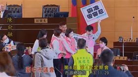 台中市府，爆衛生局血汗加班，經發局局長言語霸凌，1年內3公務員跳樓，曾梓展，議會質詢(圖／翻攝自台中市議會YT)