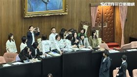 ▲立法院議場國民黨團提案成立公務員輕生案調查委員會朝野推擠（圖／記者詹宜庭攝影）