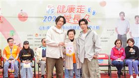 快電商創辦人森田(右)與陳雋希Vic(左) 陪伴身心障礙者一同健走。（圖／快電商提供）